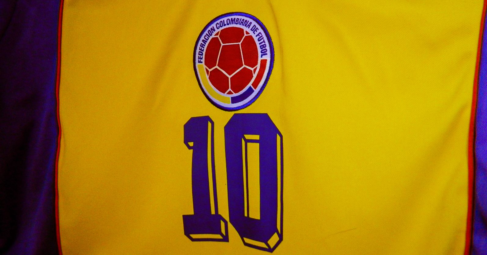 CAMISETA RETRO 2001