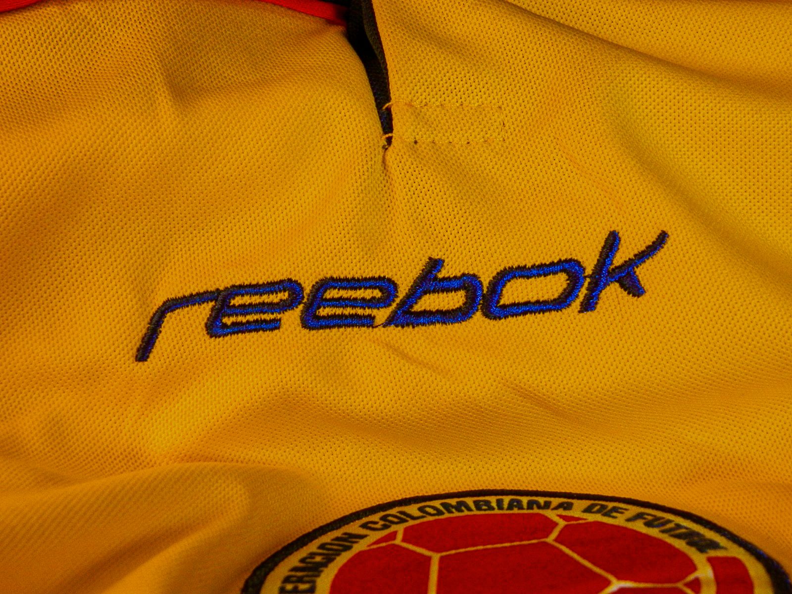 CAMISETA RETRO 2001