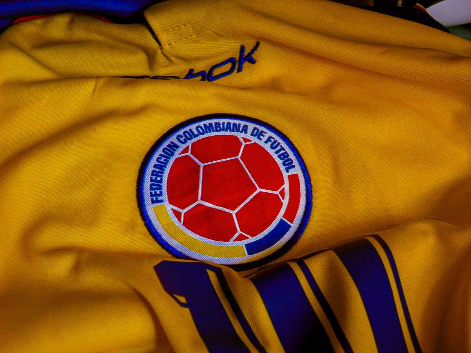 CAMISETA RETRO 2001